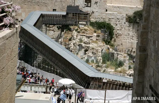 Israelis and tourists pray at the Western Wall in Jerusalem's old city on May 24, 2011. Israeli Prime Minister Benjamin Netanyahu told AIPAC that "only Israel can be trusted to ensure freedom for all faiths" in Jerusalem...