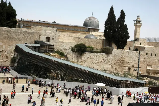 Israelis and tourists pray at the Western Wall in Jerusalem's old city on May 24, 2011. Israeli Prime Minister Benjamin Netanyahu told AIPAC that "only Israel can be trusted to ensure freedom for all faiths" in Jerusalem...