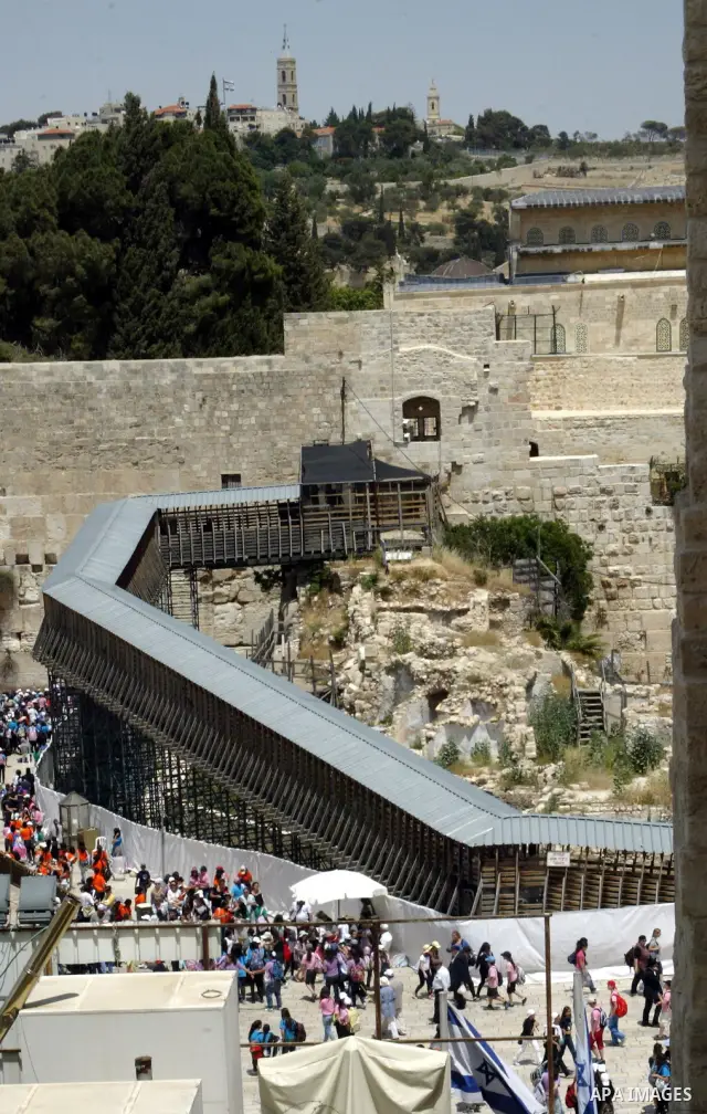 Israelis and tourists pray at the Western Wall in Jerusalem's old city on May 24, 2011. Israeli Prime Minister Benjamin Netanyahu told AIPAC that "only Israel can be trusted to ensure freedom for all faiths" in Jerusalem...