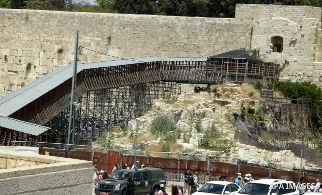 Israelis and tourists pray at the Western Wall in Jerusalem's old city on May 24, 2011. Israeli Prime Minister Benjamin Netanyahu told AIPAC that "only Israel can be trusted to ensure freedom for all faiths" in Jerusalem...