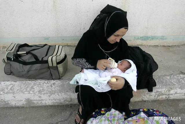 Palestinian woman waits to cross into Egypt through the Rafah border terminal in the southern Gaza Strip on May 26, 2011, a day after the official MENA news agency reported that Egypt will open the crossing on a daily ba...