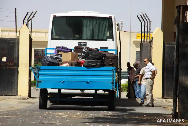 Palestinians load their luggage as they cross into Egypt through the Rafah border crossing in the southern Gaza Strip on May 28, 2011 as Egypt reopened the border, allowing people to cross freely for the first time in fo...