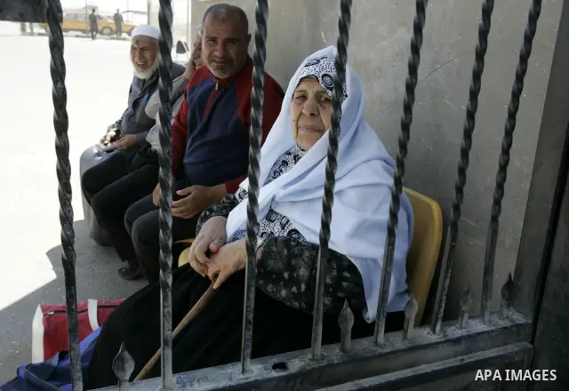 Palestinians wait to cross into Egypt through the Rafah border crossing in the southern Gaza Strip on June 1, 2011. Gaza's Hamas rulers said on Wednesday that Egypt limited the number of people allowed to enter from Gaza...