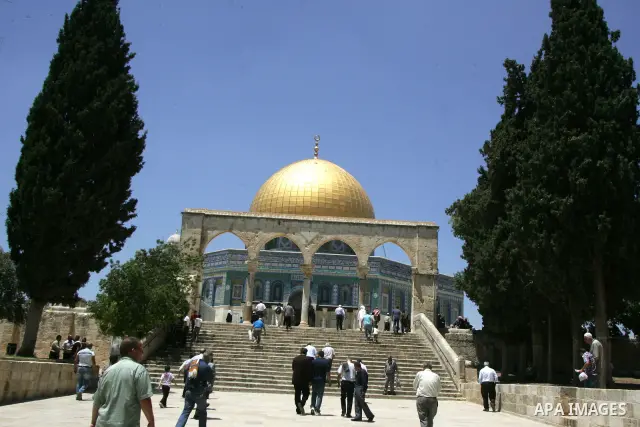 Palestinian Muslim worshipers walk in front of the Dome of the Rock during Friday prayer at the Al-Aqsa mosque compound in Jerusalem's Old City on June 03, 2011 as Israeli police restricted the entrance age to men over 4...