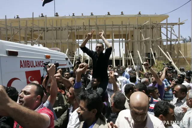 Palestinians take part protest of a Rafah border crossing with Egypt in the southern Gaza strip on June 4, 2011. Dozens of Palestinian protesters in Gaza on Saturday stormed the iron gate of a border crossing with Egypt...