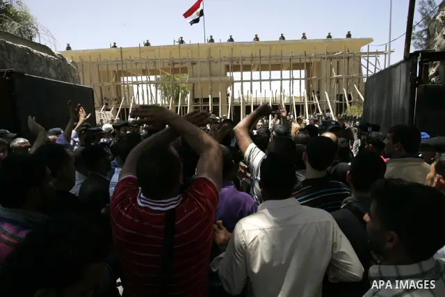 Palestinians take part protest of a Rafah border crossing with Egypt in the southern Gaza strip on June 4, 2011. Dozens of Palestinian protesters in Gaza on Saturday stormed the iron gate of a border crossing with Egypt...