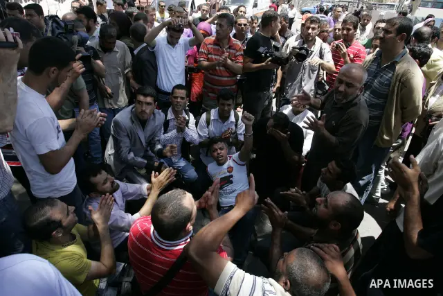 Palestinians take part protest of a Rafah border crossing with Egypt in the southern Gaza strip on June 4, 2011. Dozens of Palestinian protesters in Gaza on Saturday stormed the iron gate of a border crossing with Egypt...