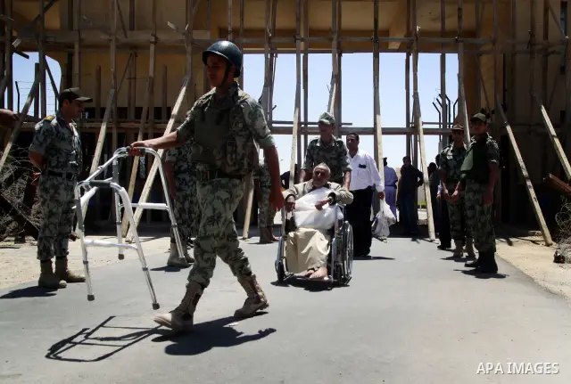 Egyptian soldiers help Palestinian passengers at the Rafah border crossing in the southern Gaza Strip 04 June 2011. Egyptian authorities reopened its Rafah border crossing with the Gaza Strip after a temporary closure wh...