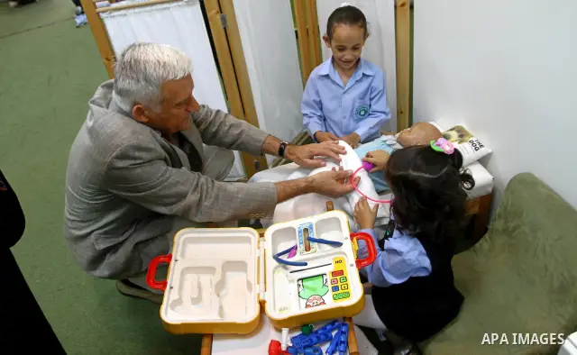 European Parliament President Jerzy Buzek meets Palestinian children during his visit to Deaf Center in Gaza City on June 13, 2011. Photo/Ashraf Amra- POOL