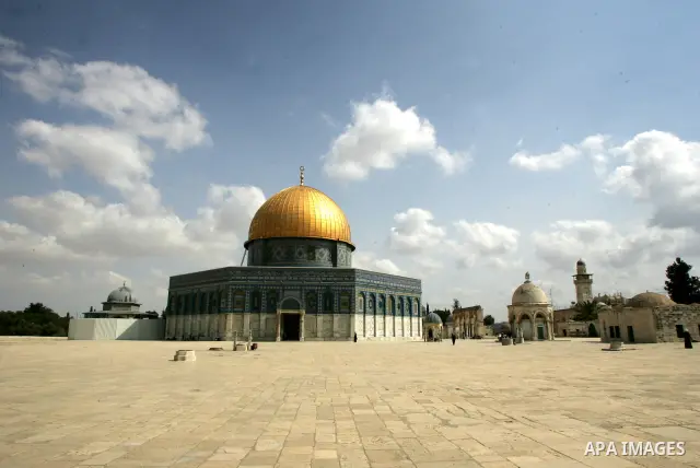 Palestinian Muslims walk in front of the Dome of the Rock in the Al-Aqsa Mosque compound in Jerusalem old city on Jun 15,2011. Photo by Mahfouz Abu Turk
