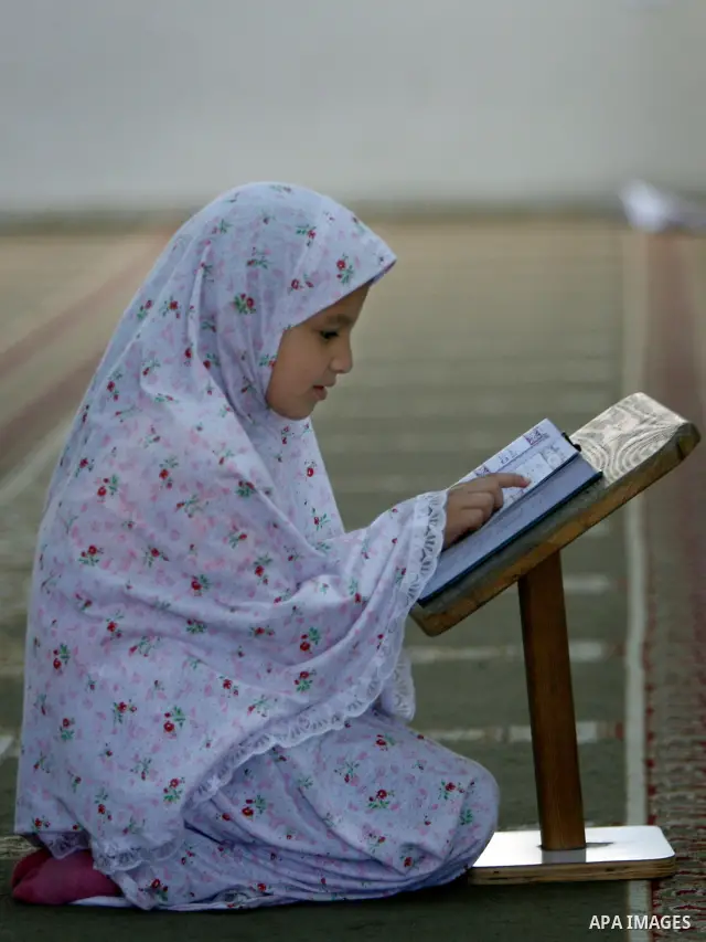 Palestinian girls read the Koran at a summer camp organised by the Islamist movement Hamas in Gaza City, 19 June 2011. About 20,000 students, both male and female, study under the instruction of 1,200 teachers. Hamas usu...