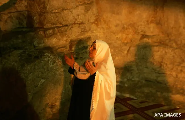 Palestinian Muslim worshippers pray inside the Dome of the Rock at the Al-Aqsa Mosques compound in Jerusalem's Old City on Jun 23, 2011. Photo by Mahfouz Abu Turk
