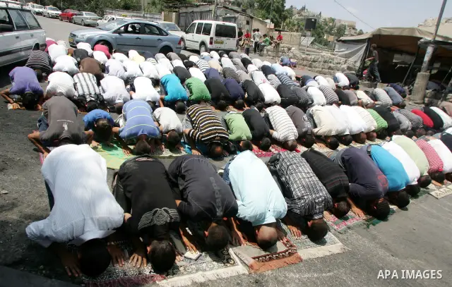 Palestinian Muslim worshipers attend Friday prayers outside the protest tent in the east Jerusalem neighborhood of Silwan on June 24, 2011. Photo by Mahfouz Abu Turk