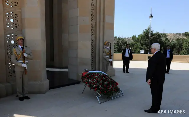 Palestinian President Mahmoud Abbas (Abu Mazen) during the development of a wreath at the tomb of the Unknown Soldier In Baku on June 29, 2011. Photo by Thaer Ganaim