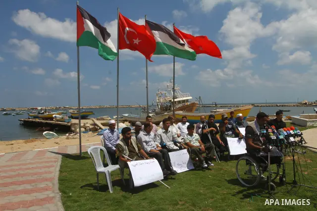 Wounded Palestinians stage a small protest in support of a Gaza-bound flotilla which is expected to leave from Greek port and break Israel's blockade on the Hamas-run Palestinian territory, on June 30, 2011 at the site o...