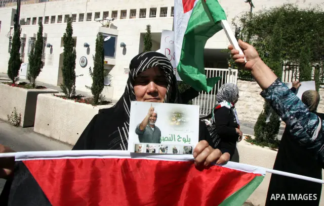 Supporters of Sheikh Raed Salah, head of the radical wing of the Islamic Movement in Israel, demonstrate in front of the British consulate in Jerusalem on June 30, 2011 after the controversial Arab-Israeli Islamist leade...