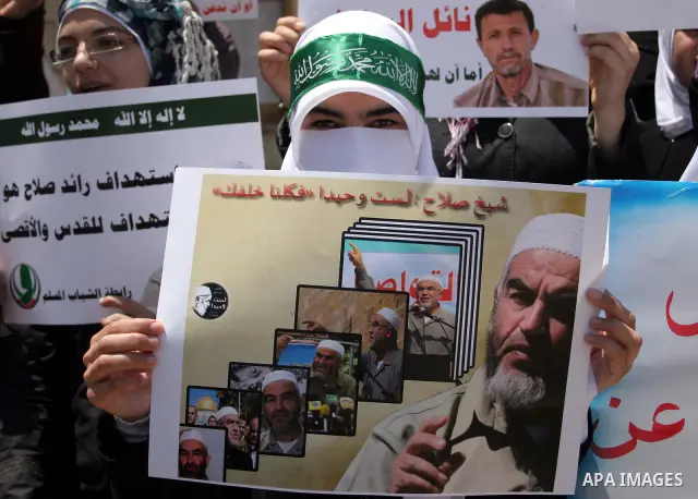 Supporters of Sheikh Raed Salah, head of the radical wing of the Islamic Movement in Israel, demonstrate outside the Red Cross office in the West Bank city of Hebron, on July 03 ,2011 after the controversial Arab-Israeli...
