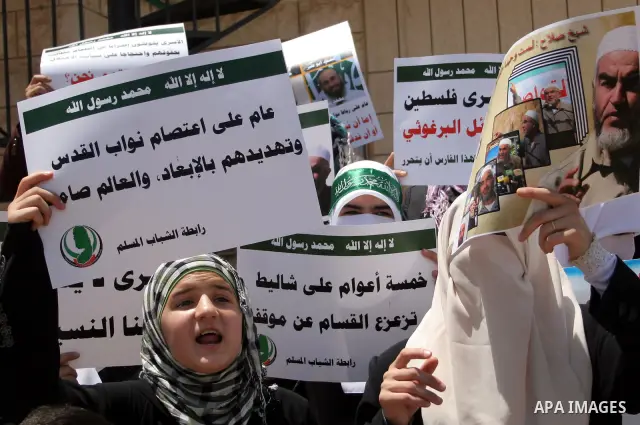 Supporters of Sheikh Raed Salah, head of the radical wing of the Islamic Movement in Israel, demonstrate outside the Red Cross office in the West Bank city of Hebron, on July 03 ,2011 after the controversial Arab-Israeli...