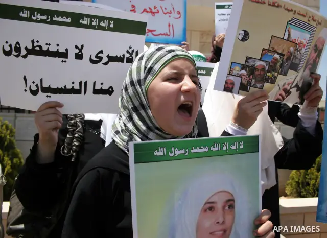 Supporters of Sheikh Raed Salah, head of the radical wing of the Islamic Movement in Israel, demonstrate outside the Red Cross office in the West Bank city of Hebron, on July 03 ,2011 after the controversial Arab-Israeli...