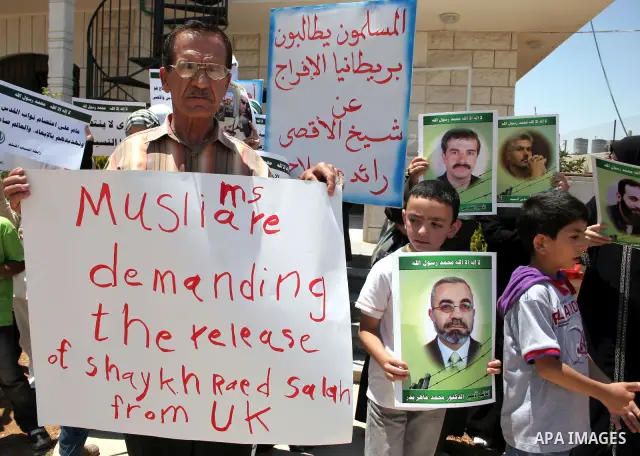 Supporters of Sheikh Raed Salah, head of the radical wing of the Islamic Movement in Israel, demonstrate outside the Red Cross office in the West Bank city of Hebron, on July 03 ,2011 after the controversial Arab-Israeli...