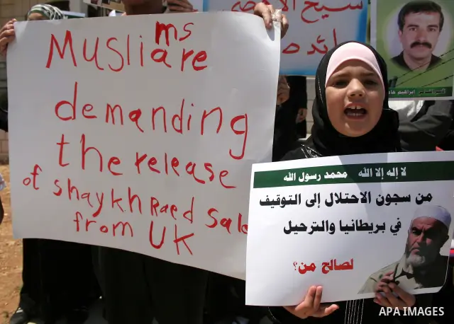 Supporters of Sheikh Raed Salah, head of the radical wing of the Islamic Movement in Israel, demonstrate outside the Red Cross office in the West Bank city of Hebron, on July 03 ,2011 after the controversial Arab-Israeli...