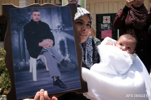 Supporters of Sheikh Raed Salah, head of the radical wing of the Islamic Movement in Israel, demonstrate outside the Red Cross office in the West Bank city of Hebron, on July 03 ,2011 after the controversial Arab-Israeli...