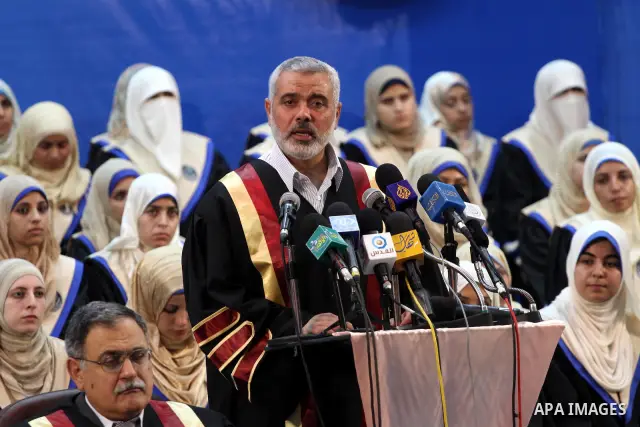 Palestinian Prime Minister in Gaza Strip, Ismail Haniya participate in the graduation ceremony at the Islamic University in Gaza city on July 4,2011. Photo by Mohammed Asad