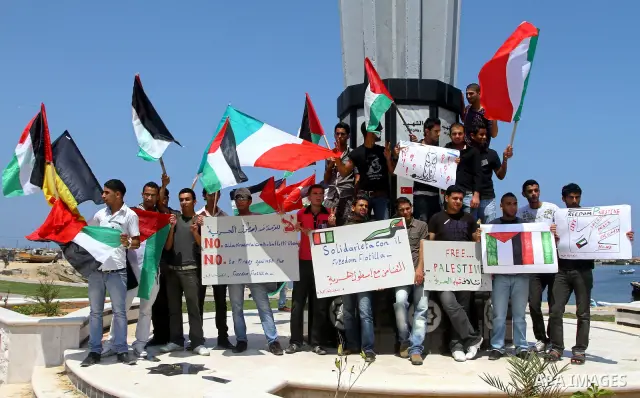 Palestinians take part in a rally to show solidarity with the "Freedom Flotilla II" at Gaza seaport July 6, 2011. Pro-Palestinian activists hoping to sail to Gaza this week fully expected their flotilla to be blocked by...