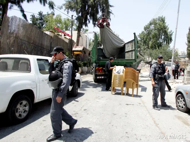 Israeli forces remove a protest tent on July 07, 2011 in the flashpoint Arab east Jerusalem neighbourhood of Silwan, home to some hundreds of Jewish settlers.. Photo by Mahfouz Abu Turk. Photo by Mahfouz Abu Turk