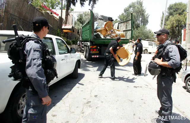 Israeli forces remove a protest tent on July 07, 2011 in the flashpoint Arab east Jerusalem neighbourhood of Silwan, home to some hundreds of Jewish settlers.. Photo by Mahfouz Abu Turk. Photo by Mahfouz Abu Turk
