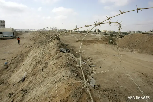 Palestinian Hamas security forces put barbed wire at the Egyptian border with the Gaza Strip in the city of Rafah, southern Gaza Strip on July 10, 2011. Where the Palestinian Hamas security forces intensified security me...