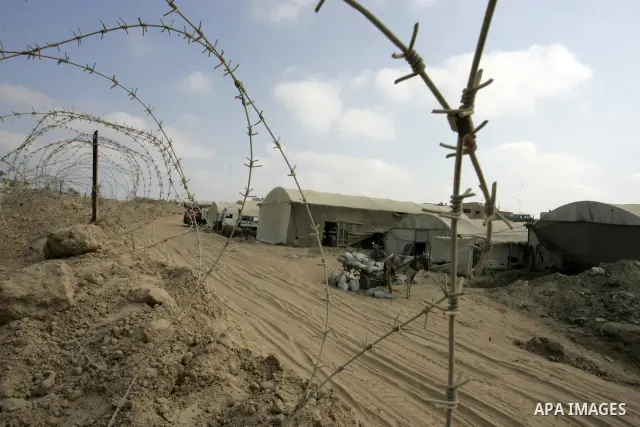 Palestinian Hamas security forces put barbed wire at the Egyptian border with the Gaza Strip in the city of Rafah, southern Gaza Strip on July 10, 2011. Where the Palestinian Hamas security forces intensified security me...