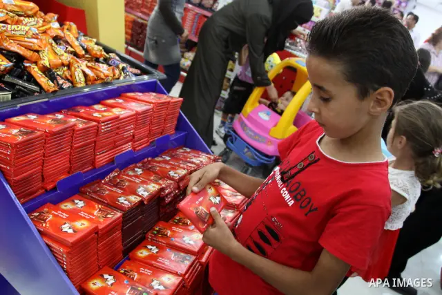 Palestinians shop from the newly opened shopping mall in Gaza City on July 14, 2011. Photo by Mohammed Asad