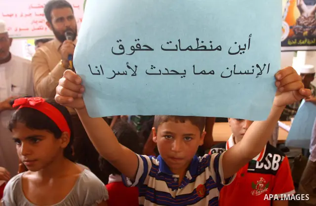 Children of Palestinian prisoners held in Israeli jails attend a weekly protest calling for the release of Palestinian prisoners at the International Red Cross building in Gaza City 18 July 2011. It is reported that abou...