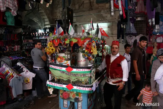 Palestinians during shopping in the market of the Old City of Nablus in the West Bank on July 18, 2011. Photo by Wagdi Eshtayah