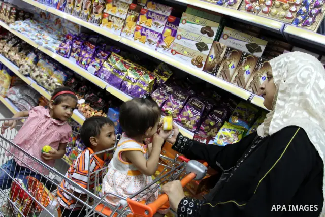 Palestinian shoppers crowd the inside of the shopping mall's new 'Andalusia'. Everything from household goods and food to clothing and shoes are available at the new shopping location in Gaza city on July 19, 2011 . Phot...