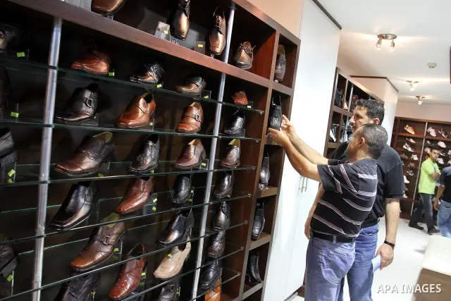 Palestinian shoppers crowd the inside of the shopping mall's new 'Andalusia'. Everything from household goods and food to clothing and shoes are available at the new shopping location in Gaza city on July 19, 2011 . Phot...