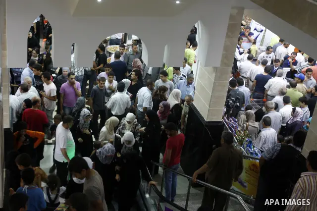 Palestinians shop at a newly open mall in Gaza city on July 19,2011. Photo by Mahmud Nassar