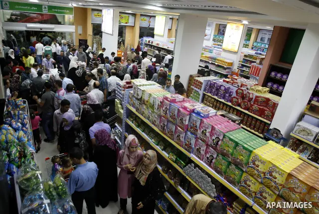 Palestinians shop at a newly open mall in Gaza city on July 19,2011. Photo by Mahmud Nassar