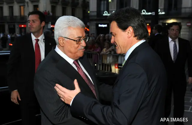 Palestinian President Mahmoud Abbas (Abu Mazen) shakes hands with the Regional Government of Catalonia Arto diamonds during a meeting in Barcelona on July 20, 2011. Photo by Thaer Ganaim