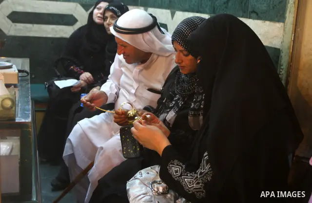 Palestinians look at gold jewellery at a jewellery store in Gaza city on 21 July 2011. A Palestinian vendor says that the one gold ounce cost 1650 US dollars at the local market which is and all time high for the market....