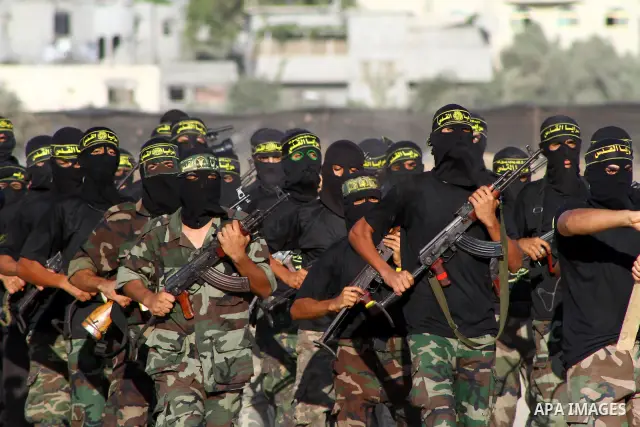 Militants of the Palestinian Islamic Jihad demonstrate their skills during a graduation ceremony in Nusirat in the central Gaza Strip July 28, 2011. Photo by Ashraf Amra
