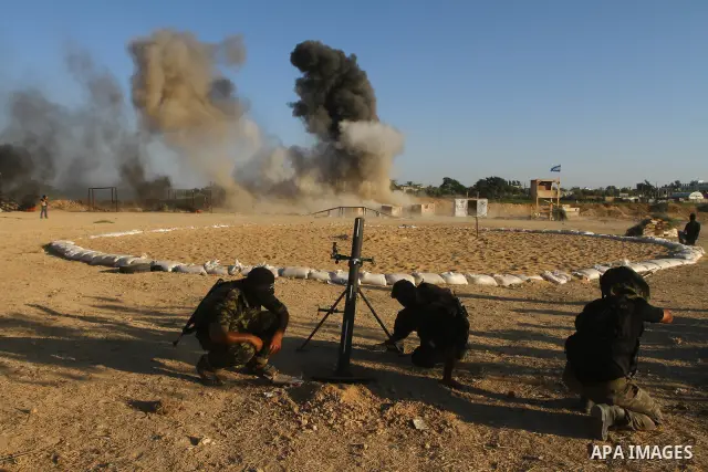 Militants of the Palestinian Islamic Jihad demonstrate their skills during a graduation ceremony in Nusirat in the central Gaza Strip July 28, 2011. Photo by Ashraf Amra