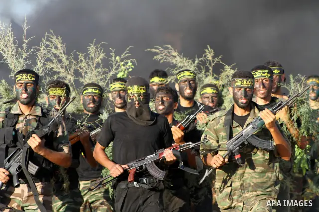 Militants of the Palestinian Islamic Jihad demonstrate their skills during a graduation ceremony in Nusirat in the central Gaza Strip July 28, 2011. Photo by Ashraf Amra