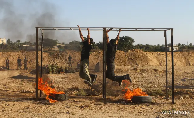 Militants of the Palestinian Islamic Jihad demonstrate their skills during a graduation ceremony in Nusirat in the central Gaza Strip July 28, 2011. Photo by Ashraf Amra