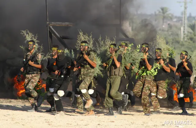 Militants of the Palestinian Islamic Jihad demonstrate their skills during a graduation ceremony in Nusirat in the central Gaza Strip July 28, 2011. Photo by Ashraf Amra