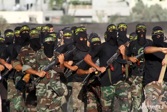 Militants of the Palestinian Islamic Jihad demonstrate their skills during a graduation ceremony in Nusirat in the central Gaza Strip July 28, 2011. Photo by Ashraf Amra