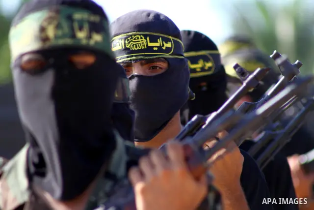 Militants of the Palestinian Islamic Jihad demonstrate their skills during a graduation ceremony in Nusirat in the central Gaza Strip July 28, 2011. Photo by Ashraf Amra