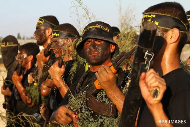 Militants of the Palestinian Islamic Jihad demonstrate their skills during a graduation ceremony in Nusirat in the central Gaza Strip July 28, 2011. Photo by Ashraf Amra