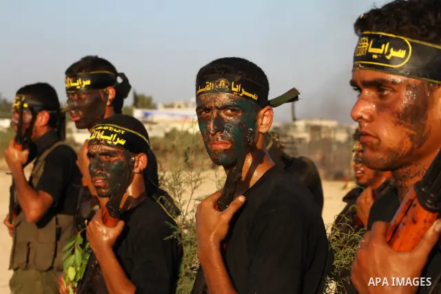 Militants of the Palestinian Islamic Jihad demonstrate their skills during a graduation ceremony in Nusirat in the central Gaza Strip July 28, 2011. Photo by Ashraf Amra